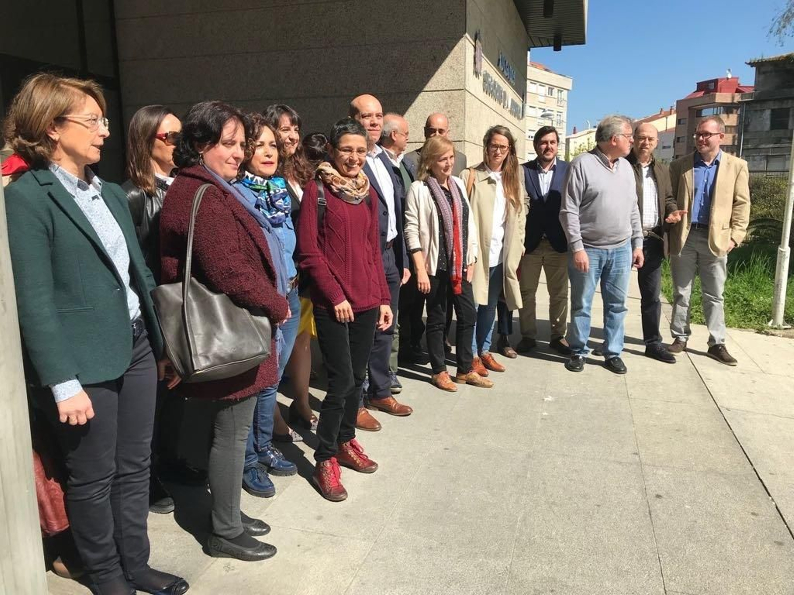 En imagen letrados judiciales de Vigo y Tui en la concentración ante la Audiencia