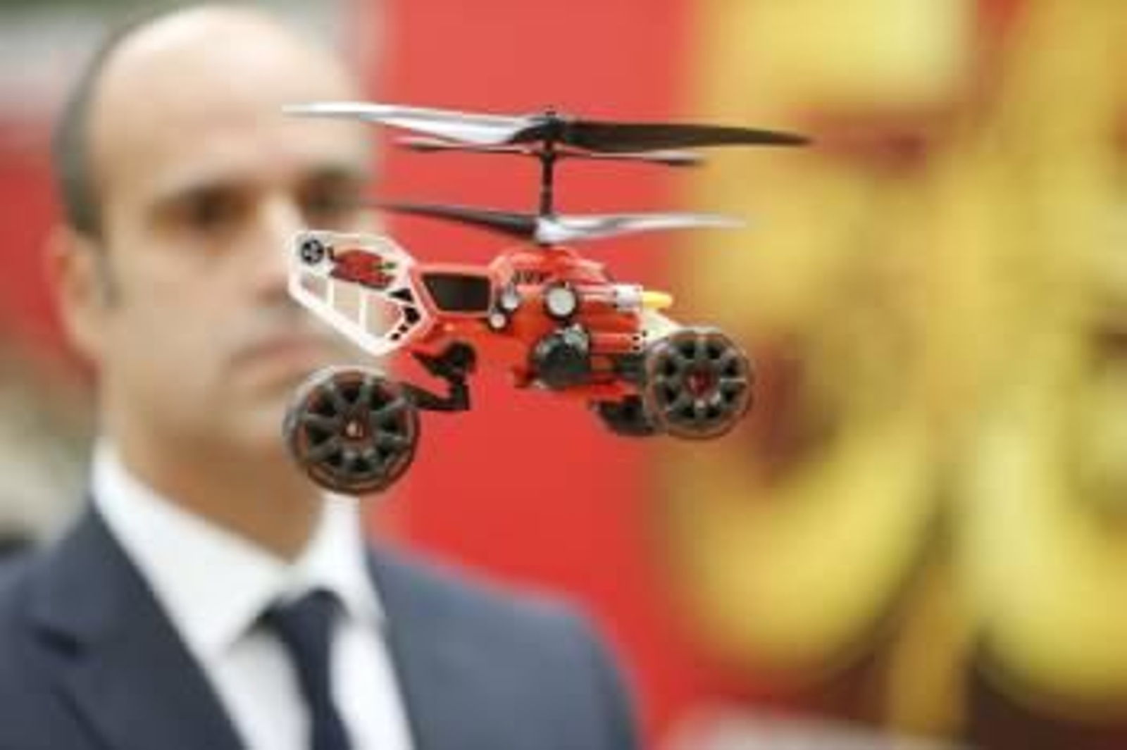 Un juguete de radio control, una de los productos que el sector confía sea de los más vendidos en Navidad. (Foto: J.C.H.)