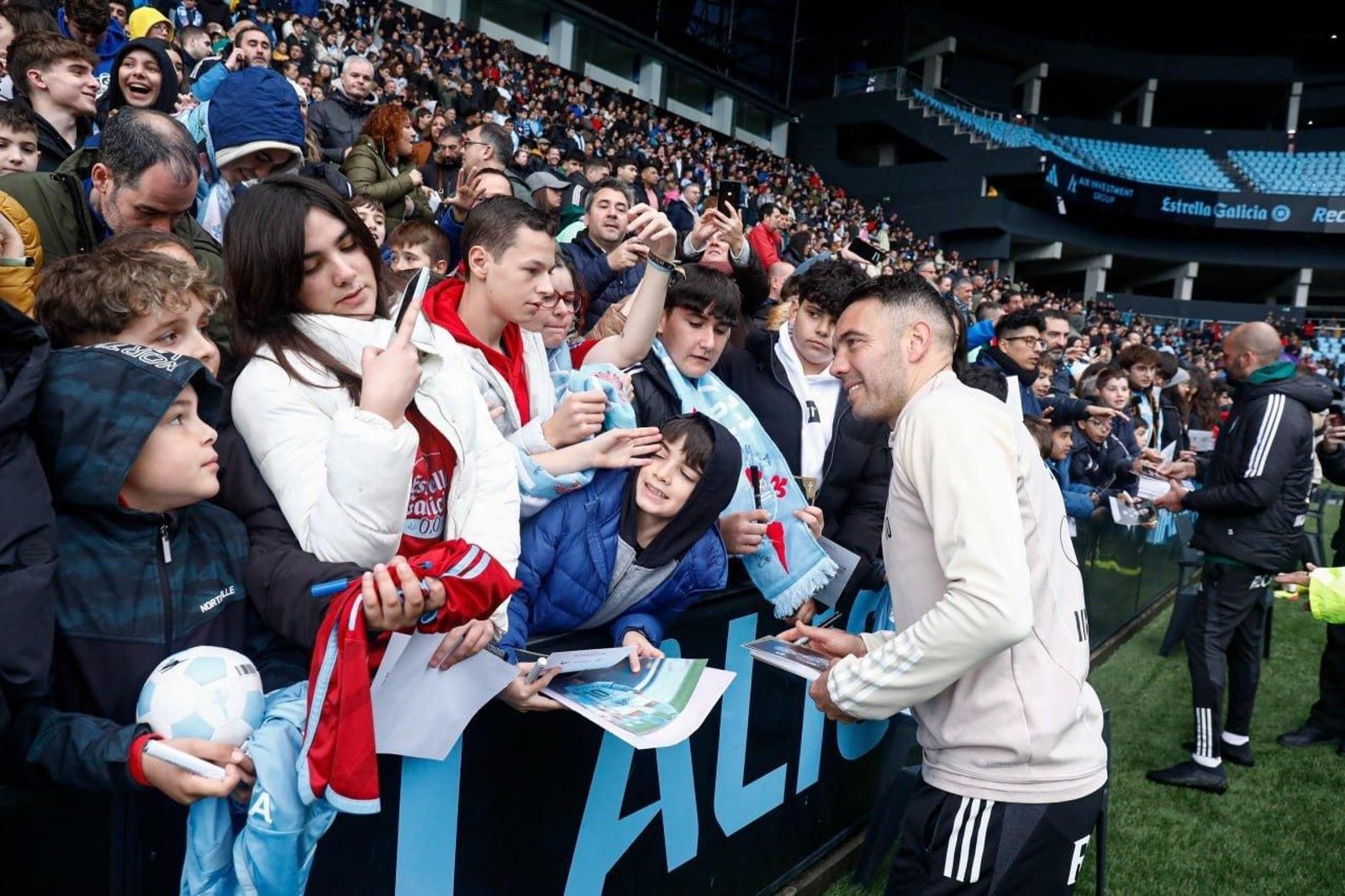 Aspas atiende a los fans.