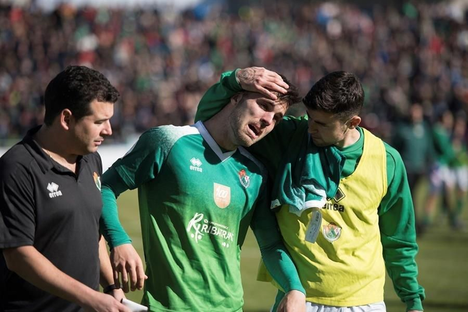 El capitán del Cacereño es consolado tras anotar en propia puerta el tanto decisivo ante el Eibar.