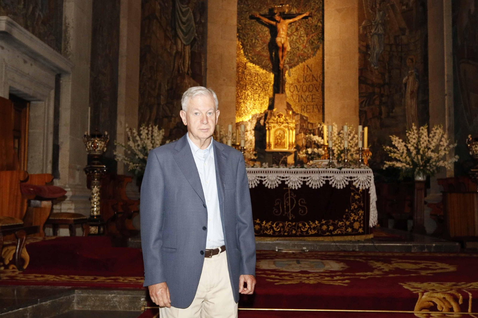 José Troncoso, con el Cristo de la Victoria.