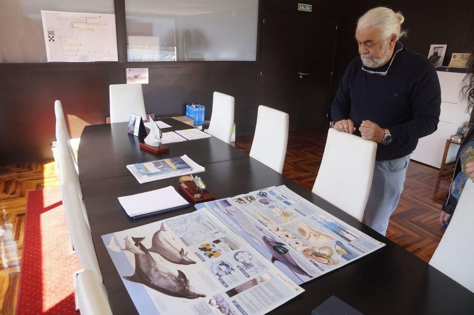 Bosch, presidente del Liceo, ante documentos de Cemma.