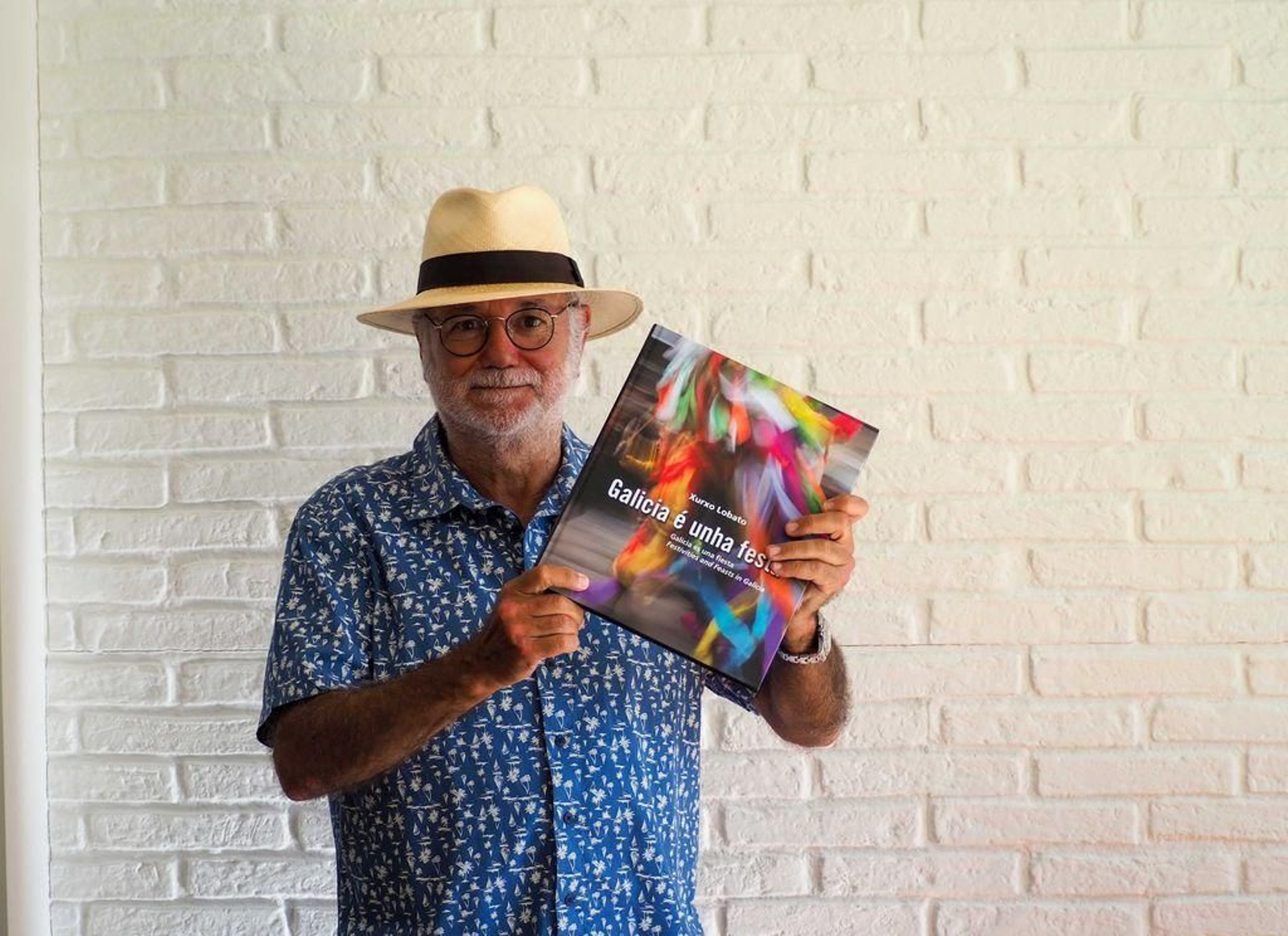 El fotógrafo y académico Xurxo Lobato posa con 'Galicia é unha festa', su último trabajo.
