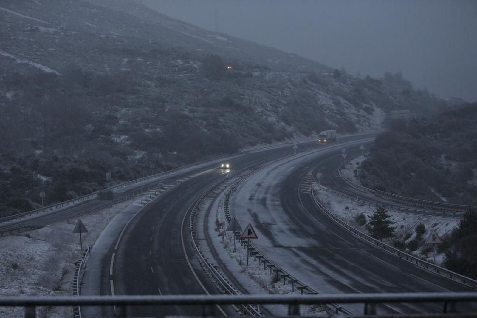 Nieva en la A52 a la altura de A Canda // Alberte
