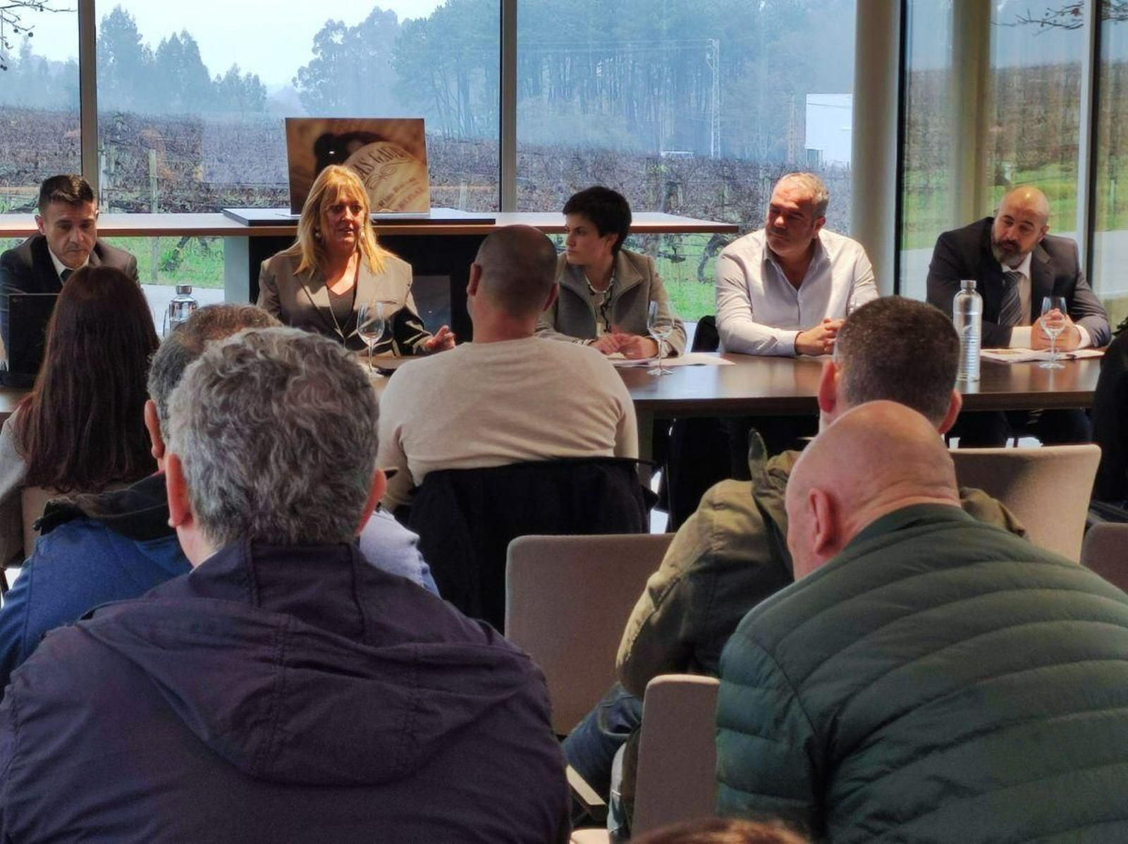 Ánxela Fernández Callís e Isidro Lomba con miembros de la SEA.