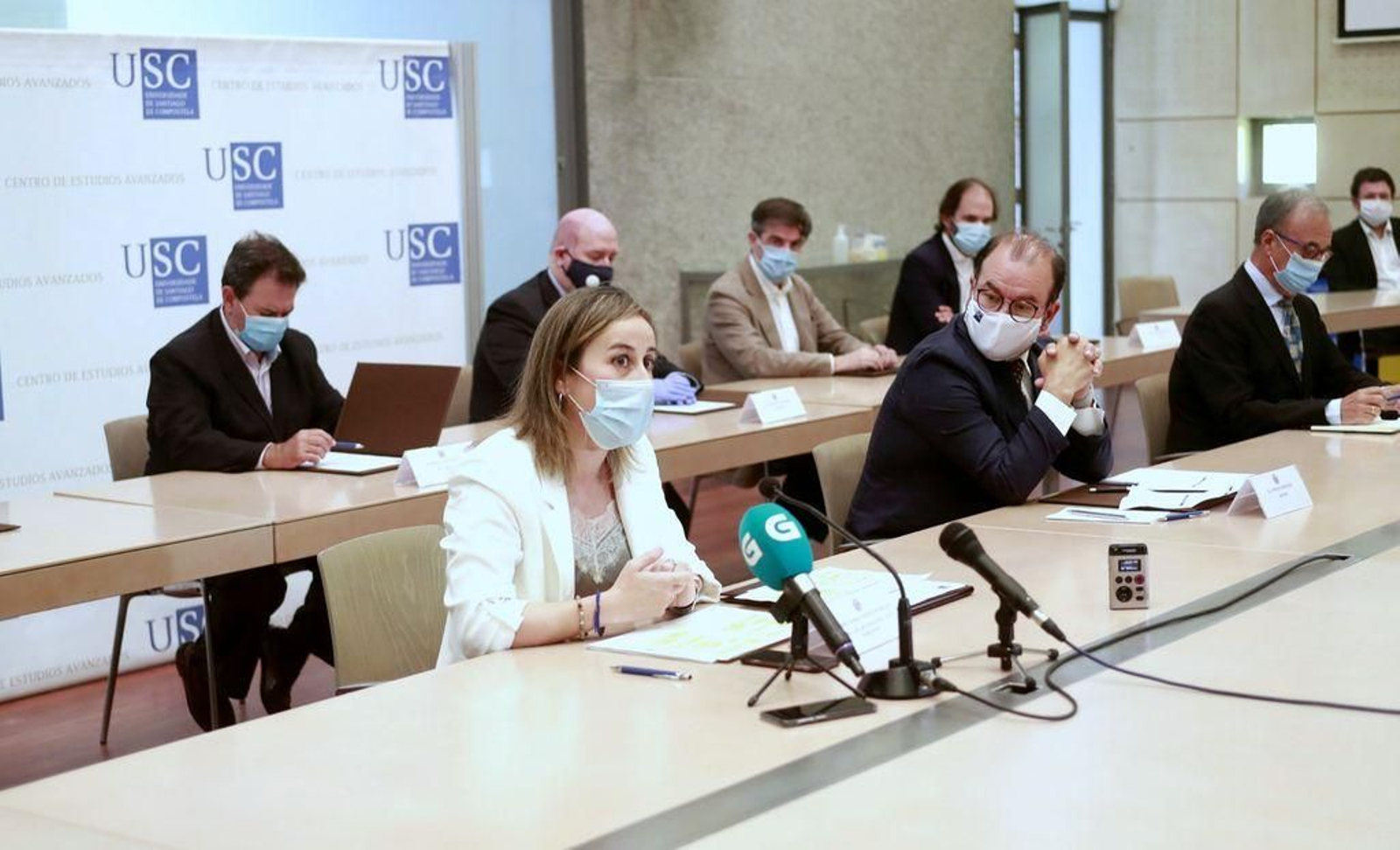 Ethel Vázquez y Antonio López, en primer término, tras la firma del convenio en Santiago.