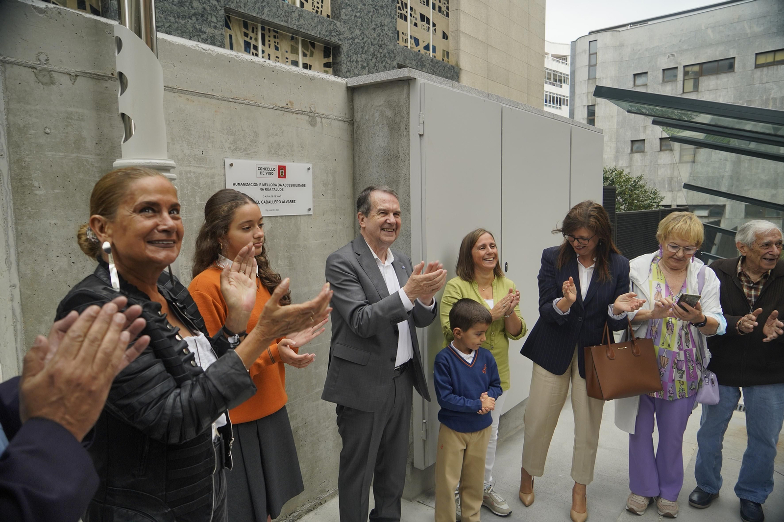 Inauguración del Concello de las escaleras mecánicas de la calle Talude y la humanización del entorno.