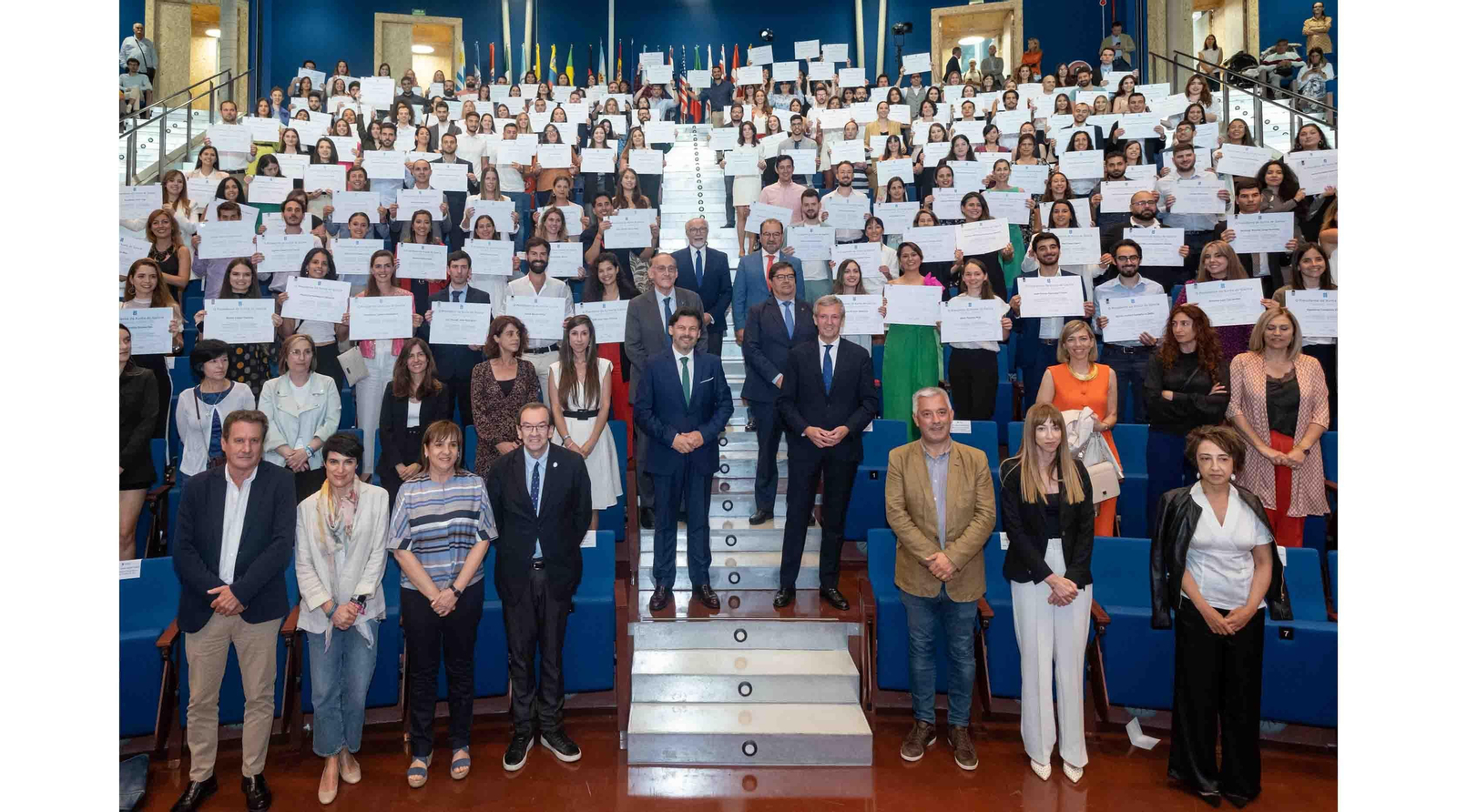 O presidente da Xunta, Alfonso Rueda, acompañado polo secretario xeral da Emigración, Antonio Rodríguez Miranda, participa no encontro cos beneficiarios das Bolsas de Excelencia Mocidade Exterior (Beme). Edificio Fontán, Santiago de Compostela, 17/06/22.