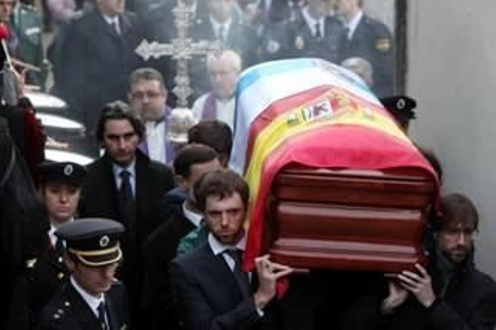 Familiares de Manuel Fraga portan el féretro durante el sepelio del político vilalbés que tuvo lugar en la localidad coruñesa de Perbes.