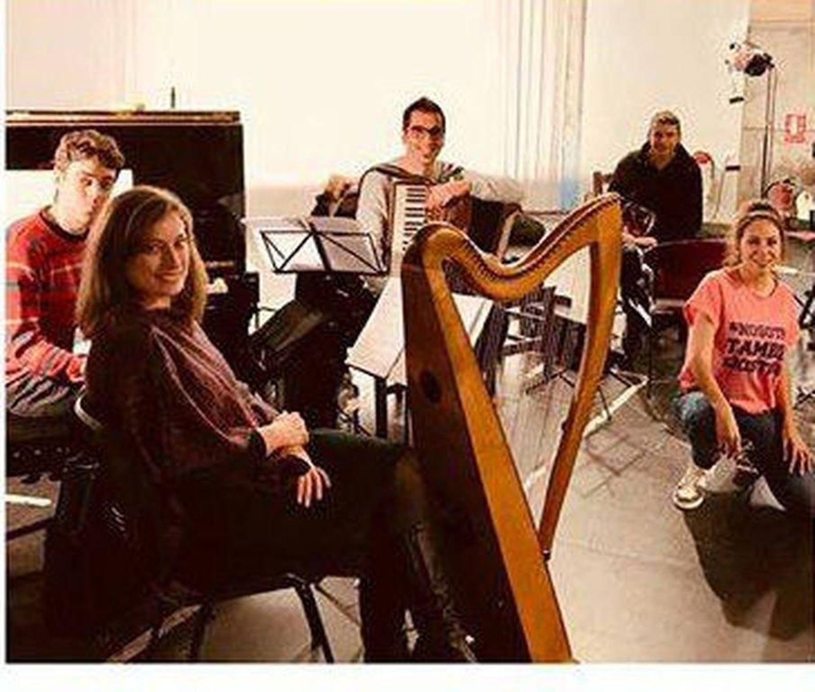 Parte dos artistas implicados no Concerto de Nadal, dende a esquerda: Yago Vázquez, Begoña Riobó, Roberto Comesaña, Anxo Pintos e Sofía Pelea, nun ensaio inmortalizado no facebook de Cristina Pato.