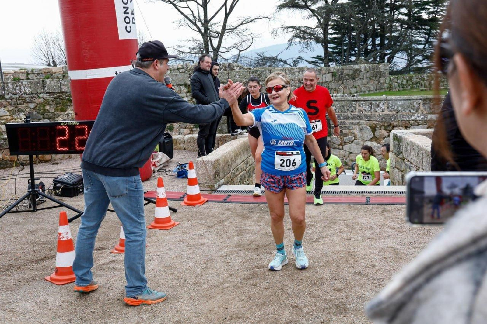 Una participante llega a meta.