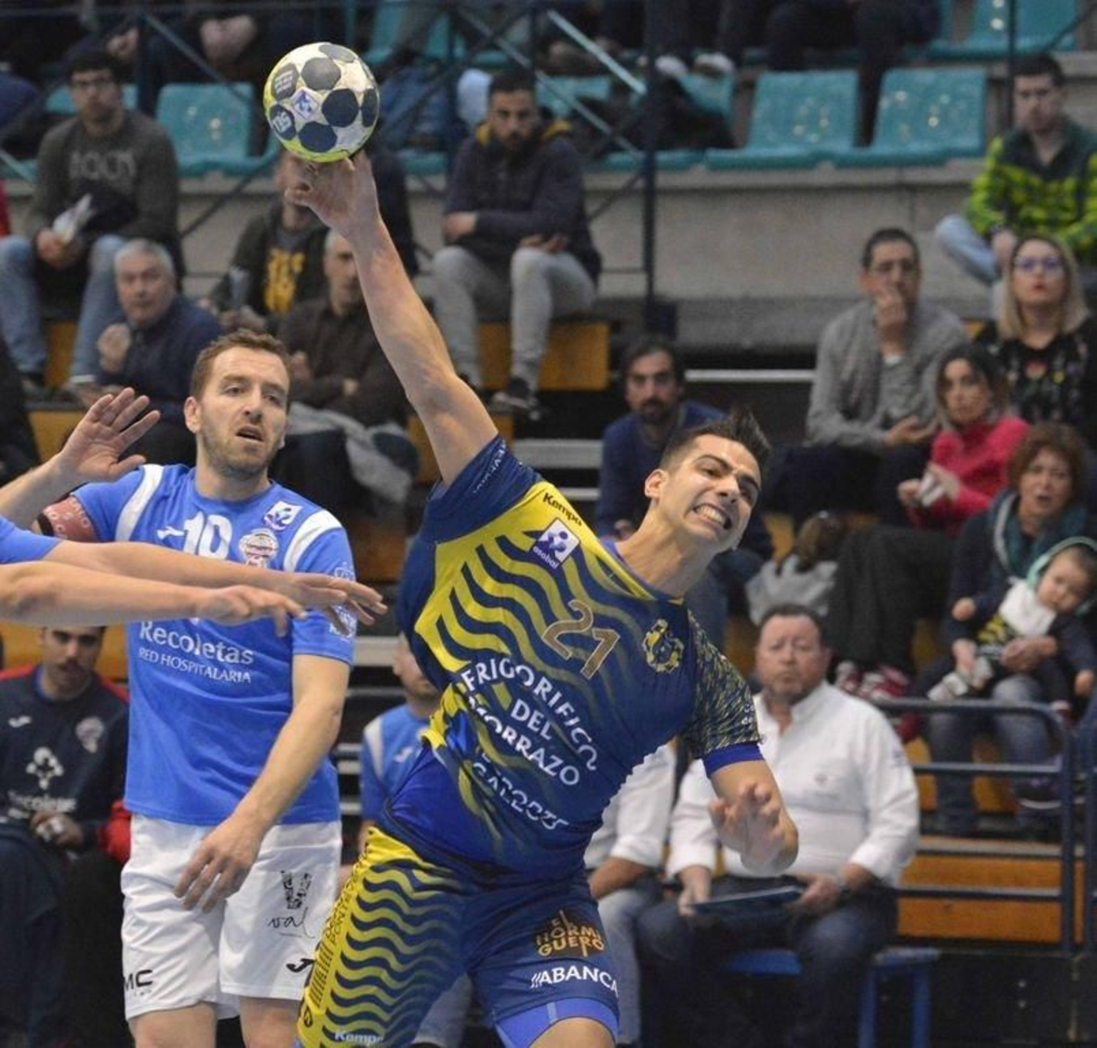 Chapela lanza a portería durante el partido de ayer en O Gatañal.