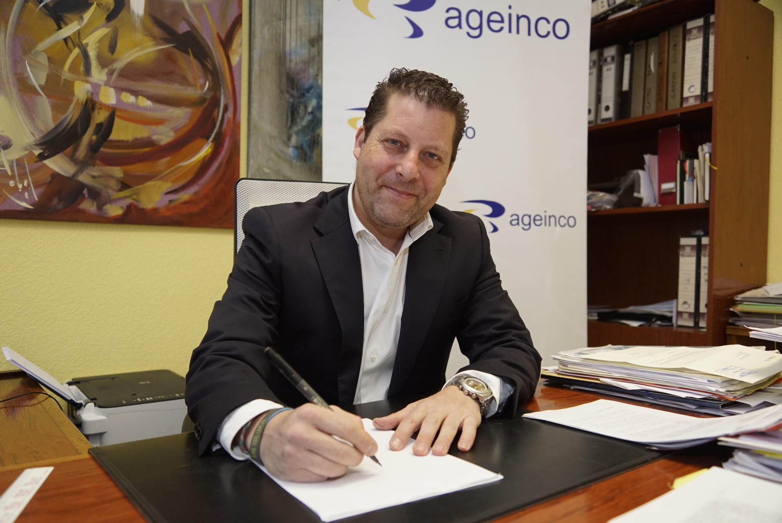 Daniel Prieto en la sede de Ageinco en Vigo.