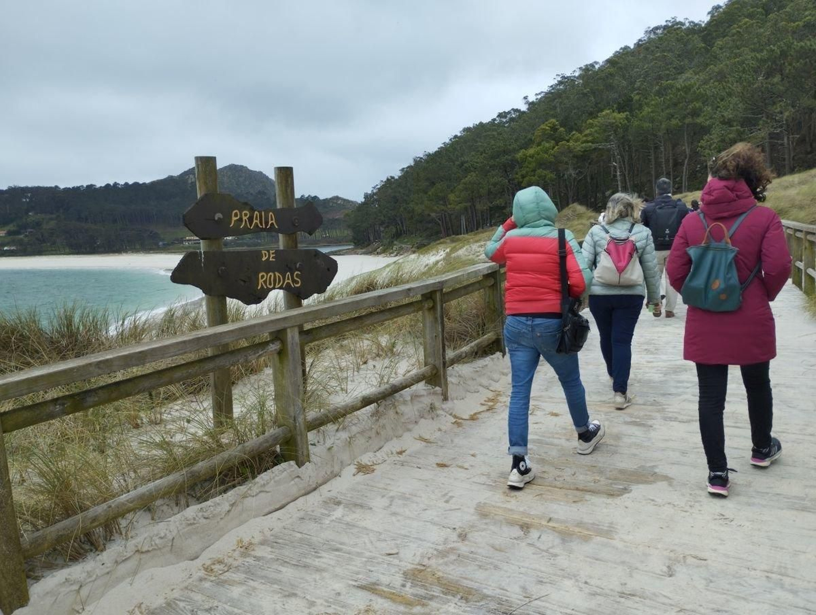 Visitantes en Cíes, este pasado sábado, todavía en temporada baja, con 400 al día.