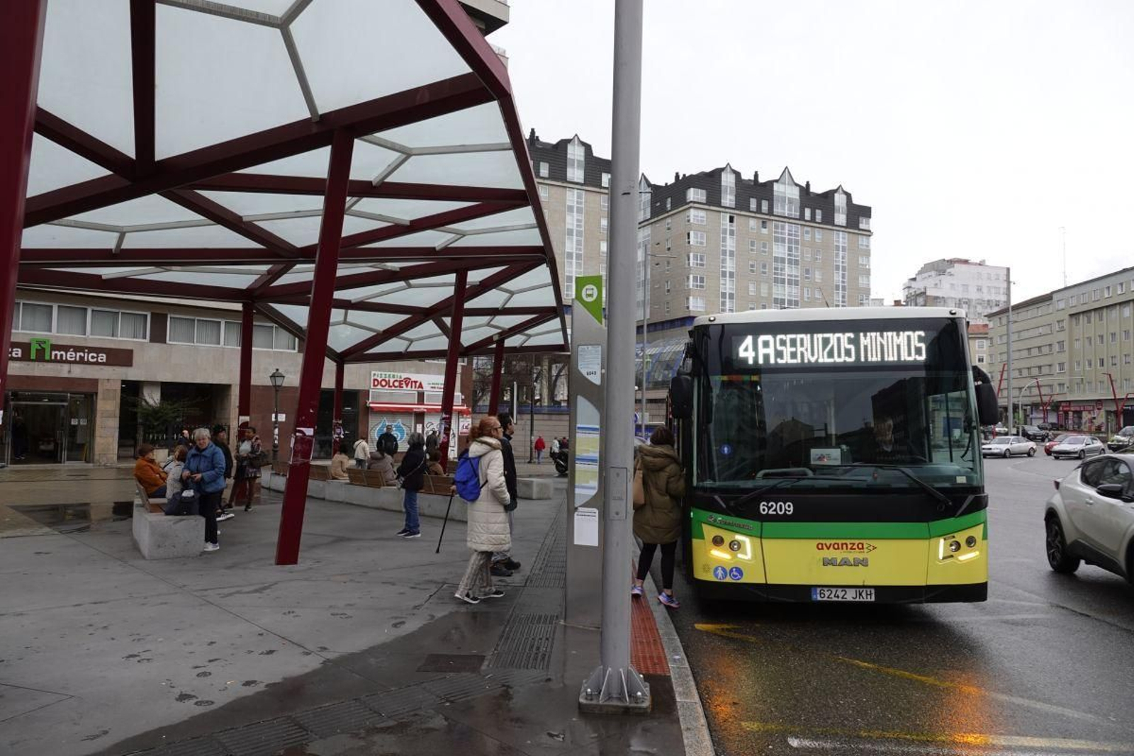 Usuarios del servicio de transporte urbano subiéndose a un autobús prestando servicios mínimos.