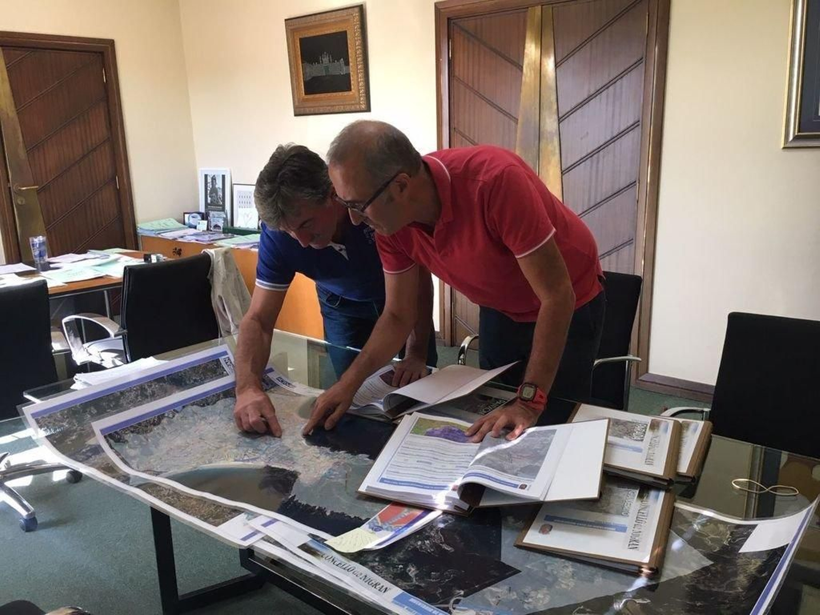 El alcalde Juan González y el concejal de Relaciones Vecinales, Ladislao Alonso.