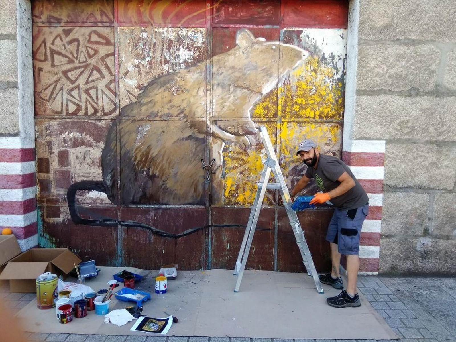 El artista Kiko Amoedo en plena creación de un mural en un espacio sin uso el que el protagonismo es el propio símbolo del festival.