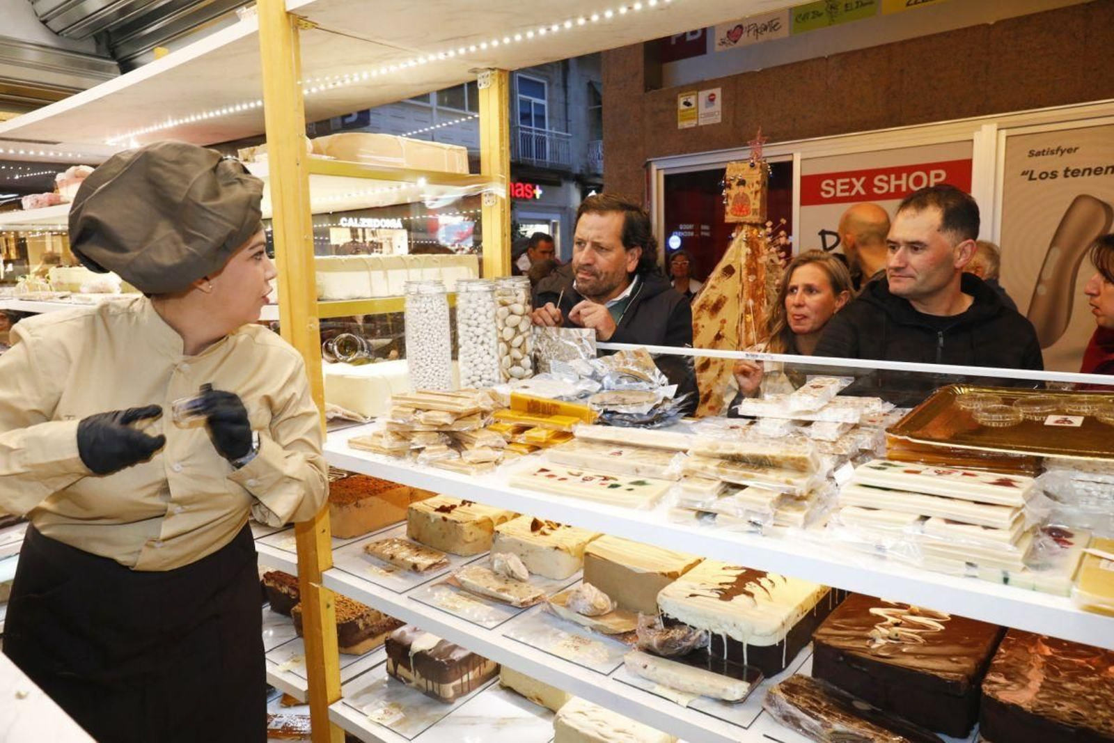 Antonio José inauguró ayer la primera turronería de la ciudad.
