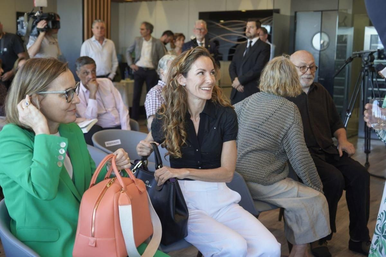 Telma Ortiz, entre el público, en la presentación del libro de su marido en Vigo.