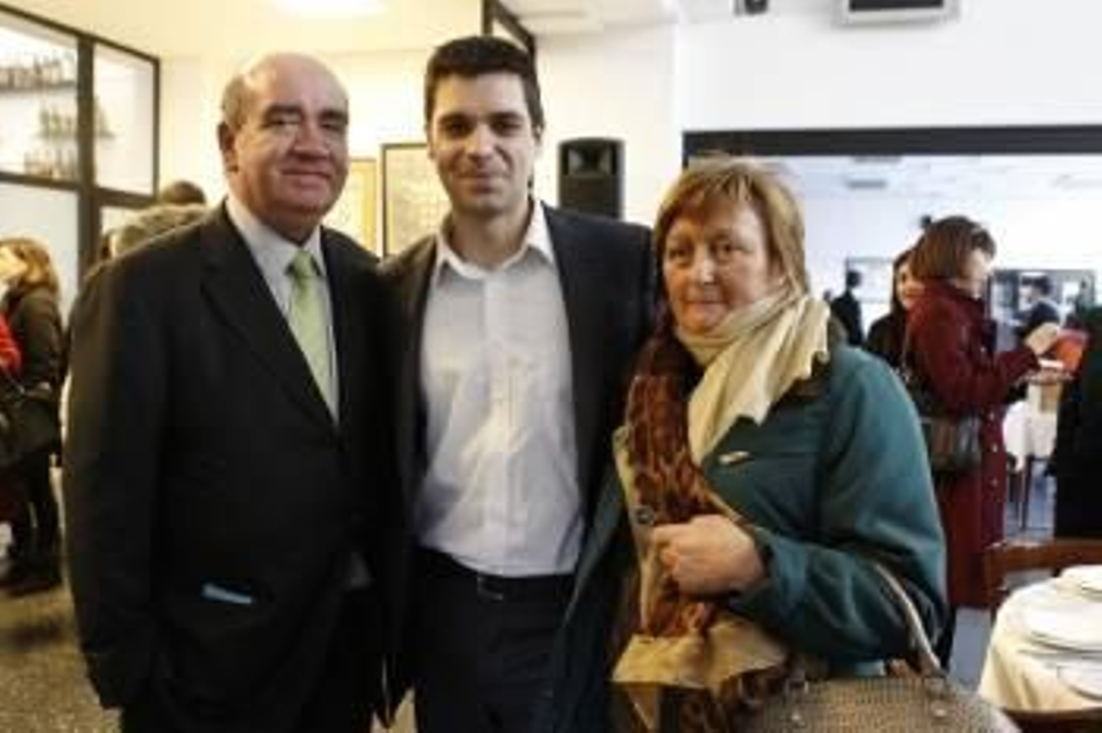 Santiago Martínez y su esposa, con el televisivo Sergio Fernández.