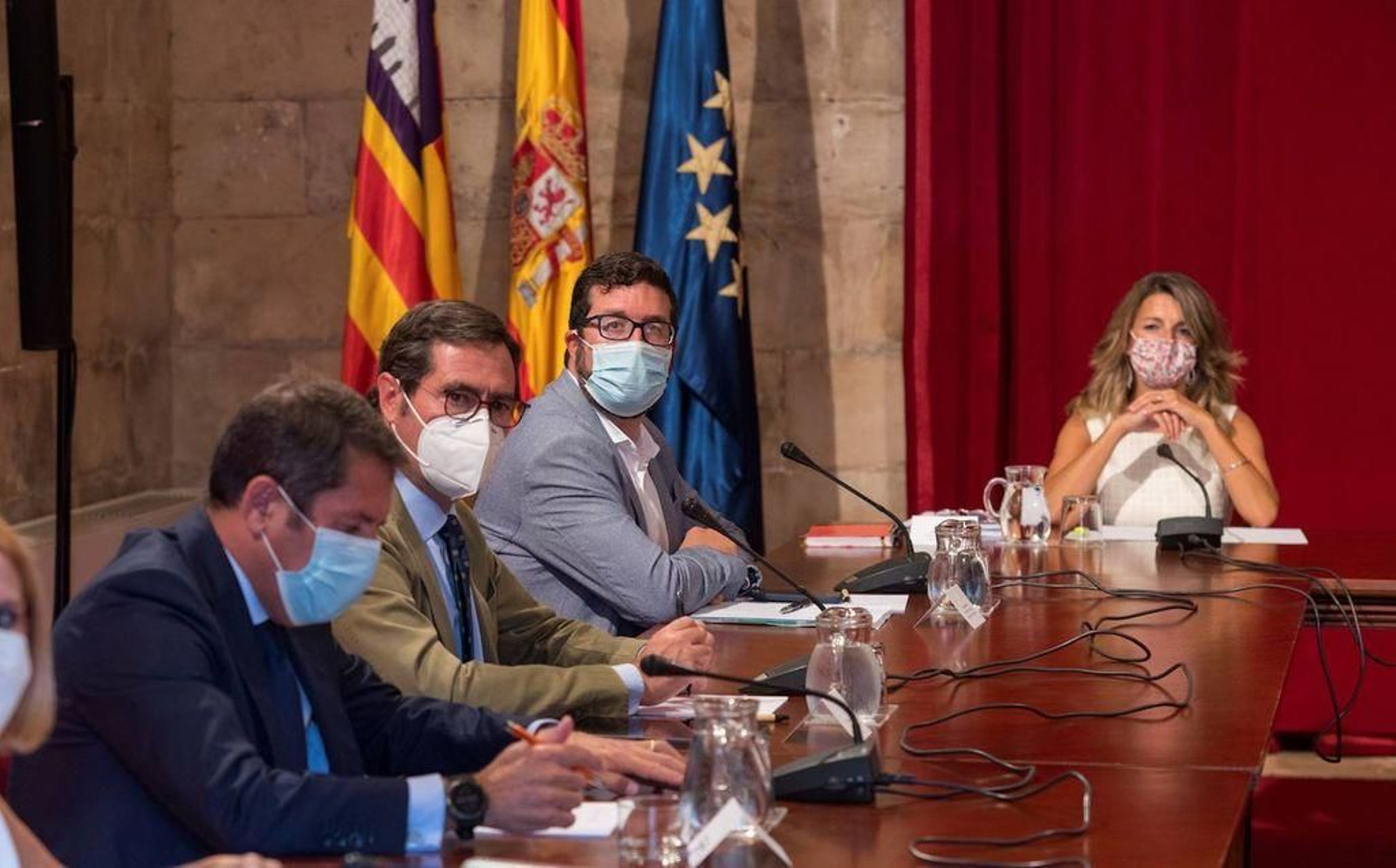 La ministra de Trabajo, Yolanda Díaz, junto a sindicatos y empresarios, en el inicio de la negociación de los ERTE.