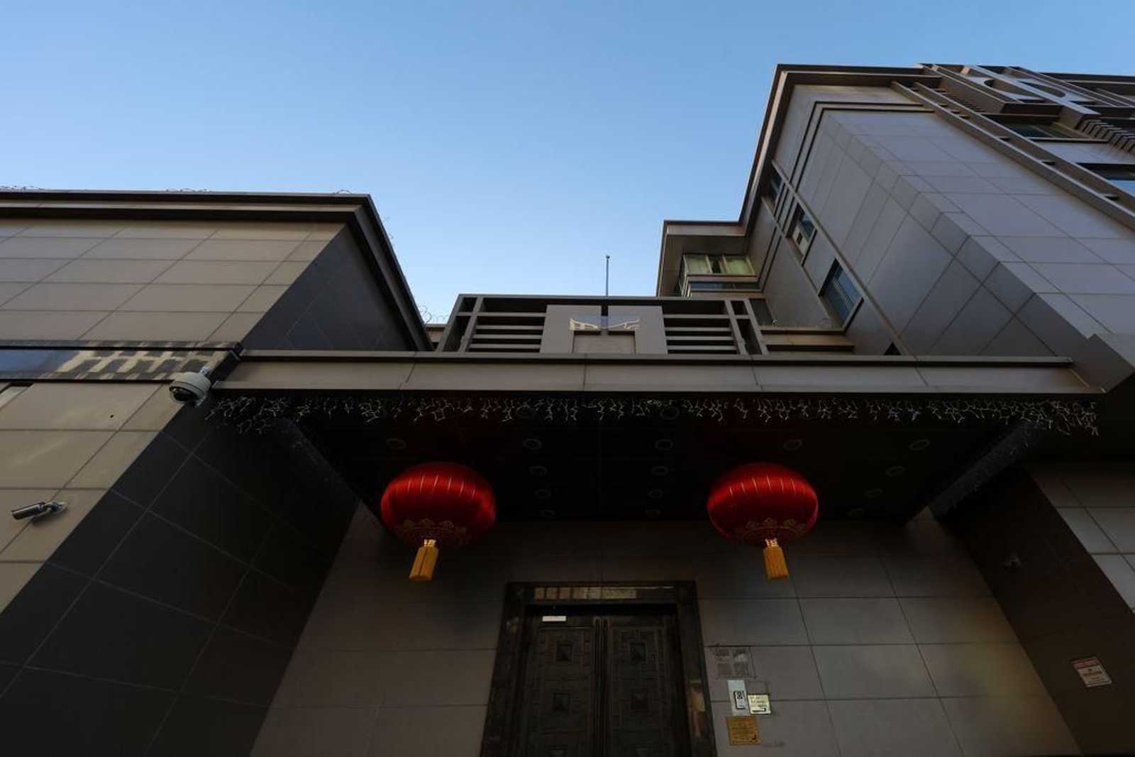 Vista del consulado chino clausurado en Houston, Texas.