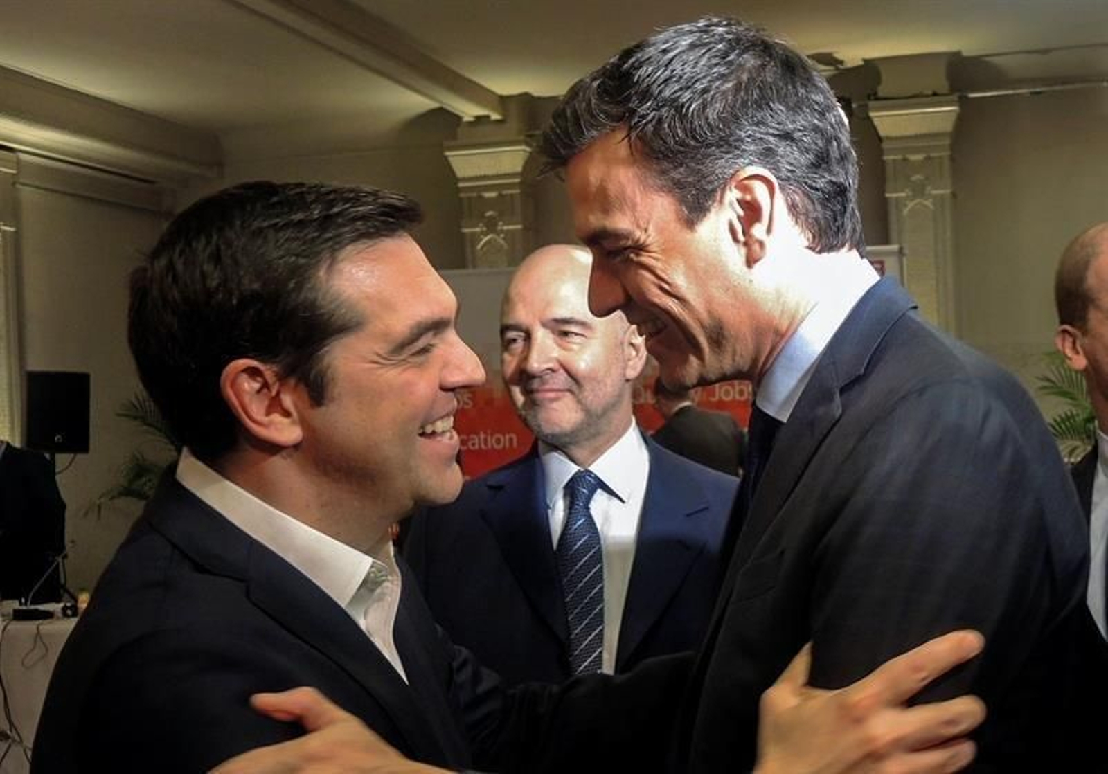 Pedro Sánchez (d), junto al primer ministro griego, Alexis Tsipras (i)