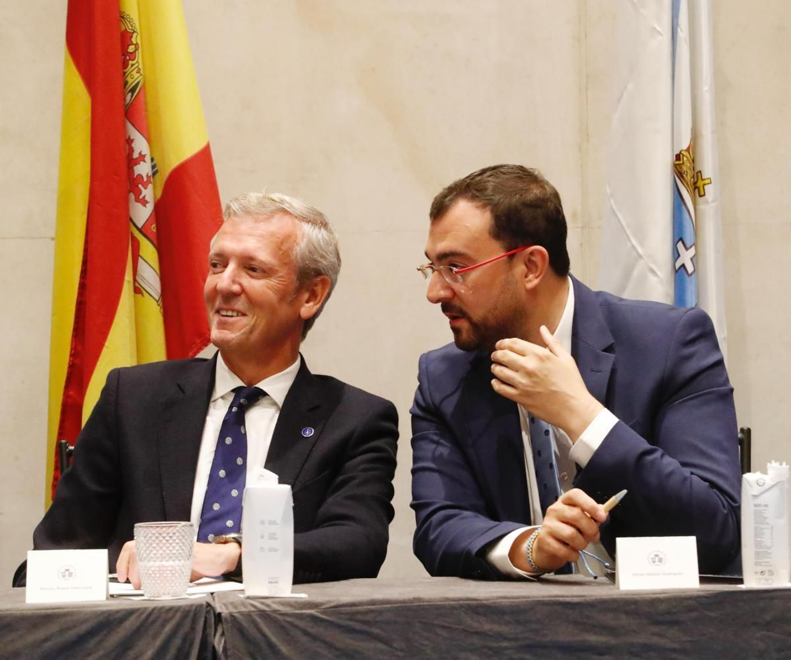 Los presidentes de Galicia y Asturias, Alfonso Rueda, y Adrián Barbón durante la celebración del Día de Galicia en Asturias.