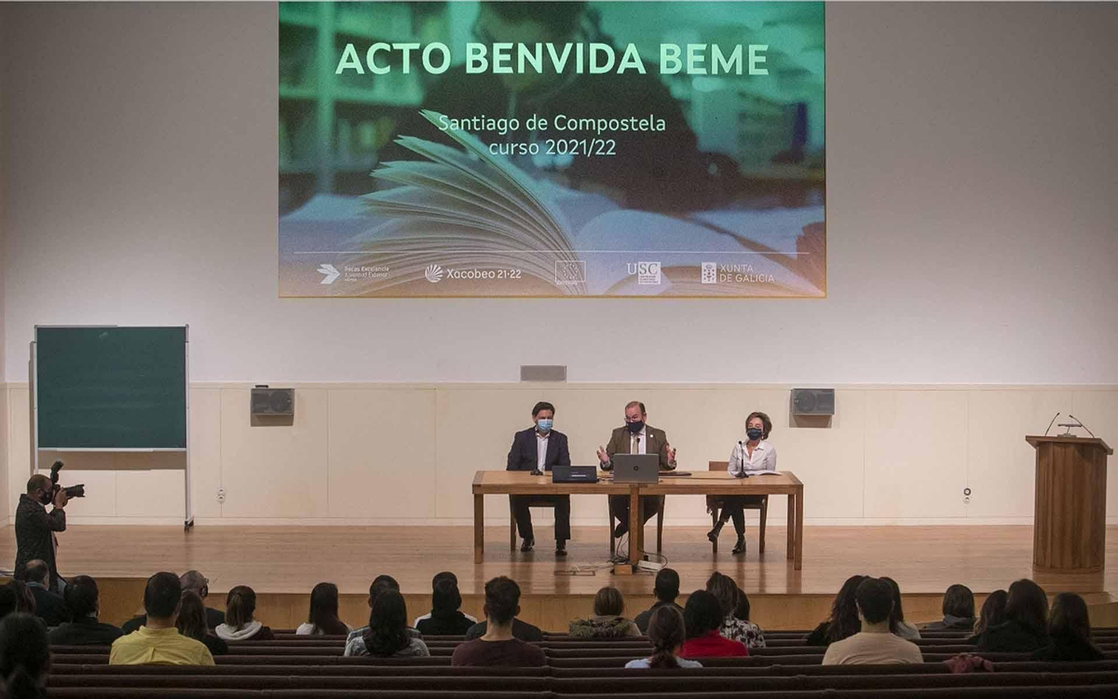 O secretario xeral da Emigración, Antonio Rodríguez Miranda, acompañado do reitor da Universidade de Santiago de Compostela, Antonio López, preside o acto de benvida dos novos bolseiros de Excelencia Mocidade Exterior.