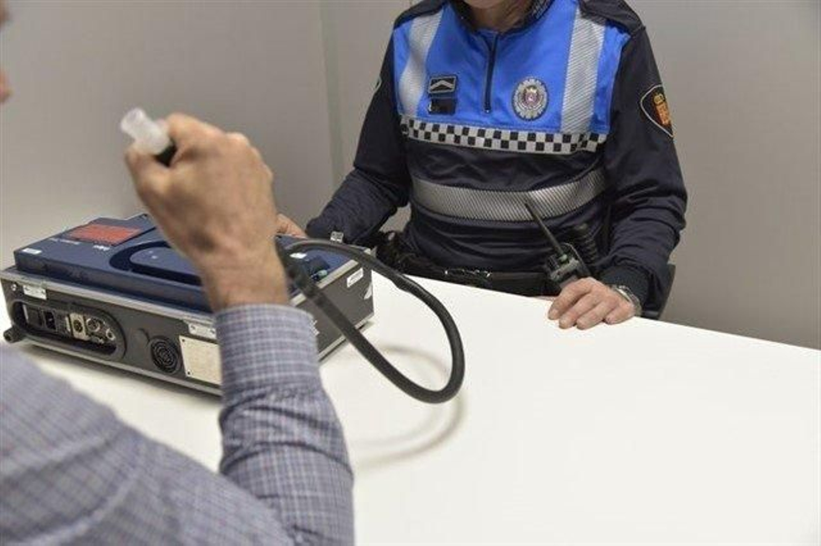 Policía Municipal de Pamplona realiza una prueba de alcoholemia