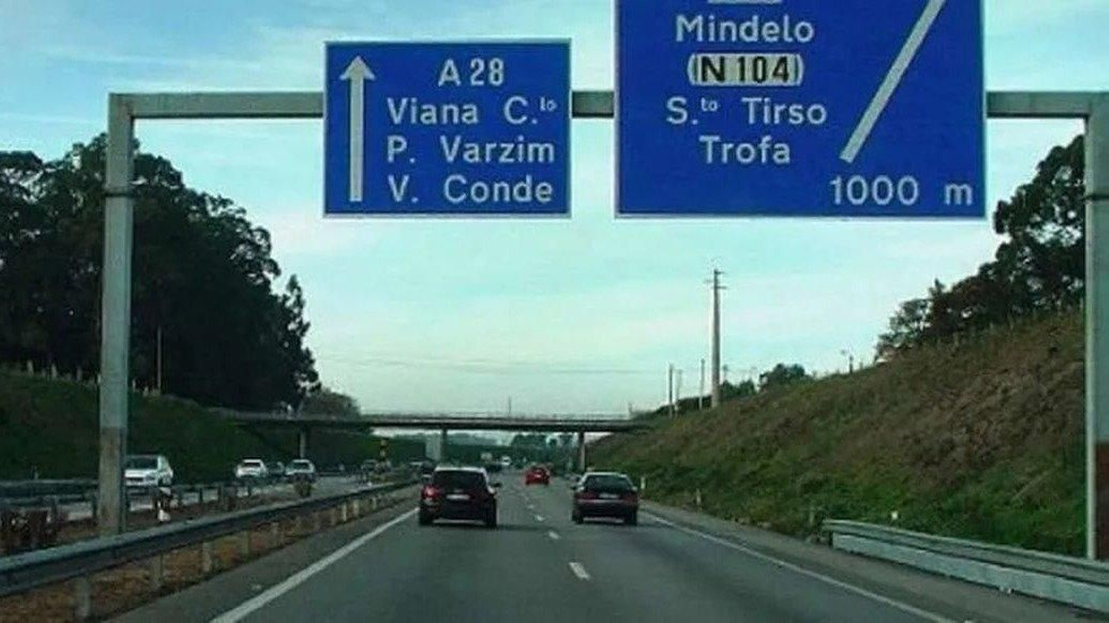 La A-28 es la autovía, ahora de pago, que une Galicia con Oporto, muy usada por los transportistas españoles.