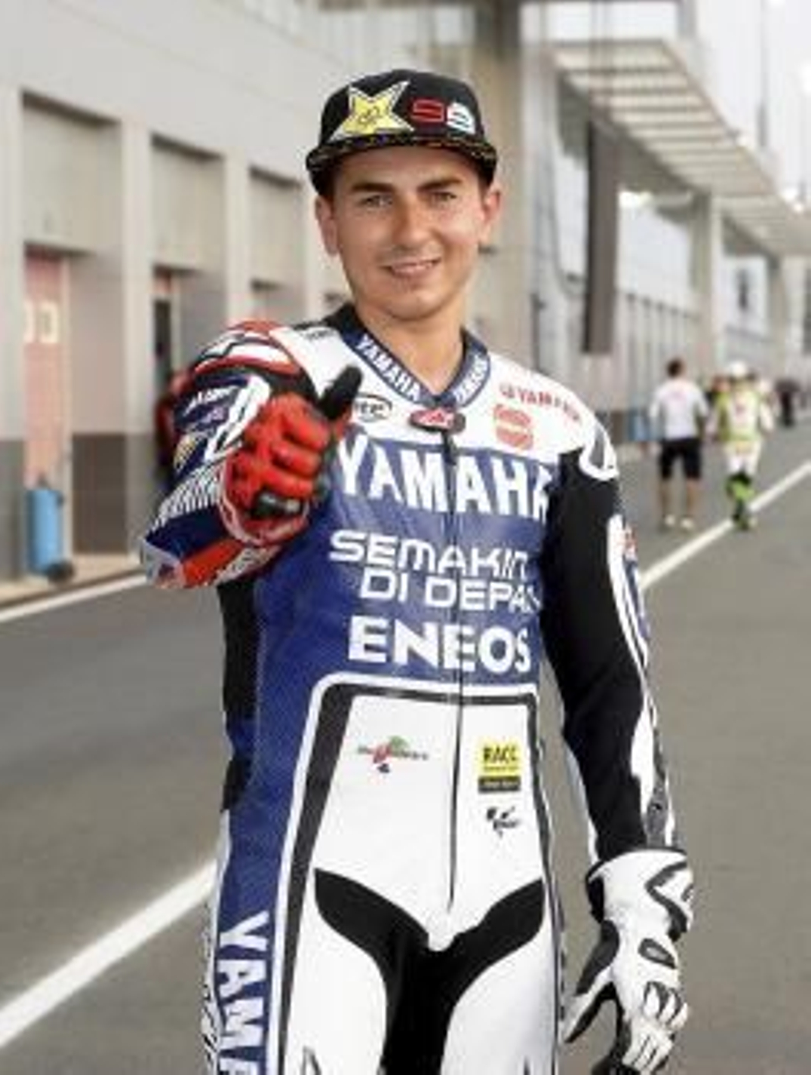 El piloto español Jorge Lorenzo (Yamaha) posa para los medios al comienzo del entrenamiento en el circuito internacional de Losail en Doha (Foto: EFE)