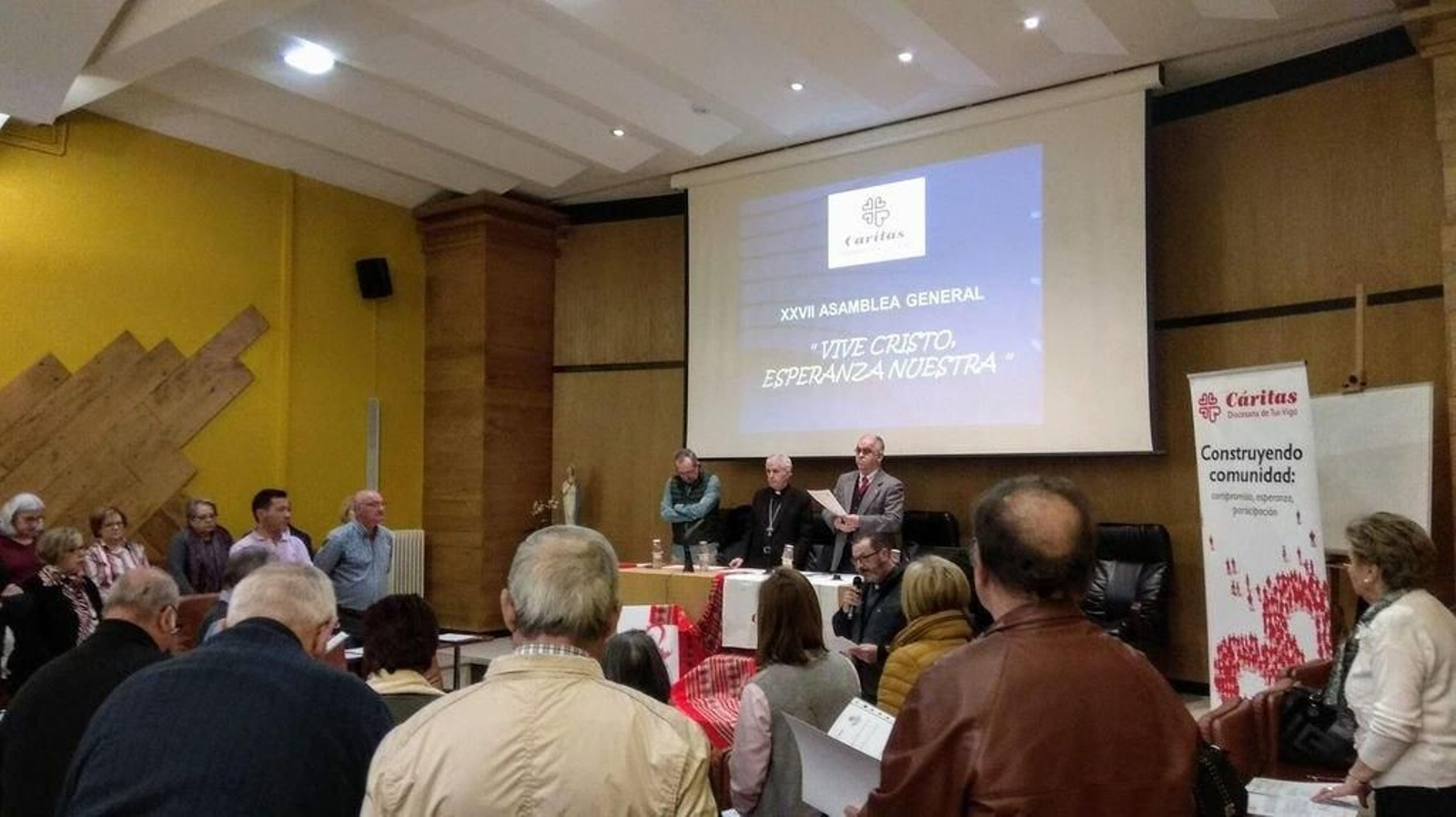 El obispo, Luis Quinteiro, presidió la asamblea de Cáritas Diocesana.