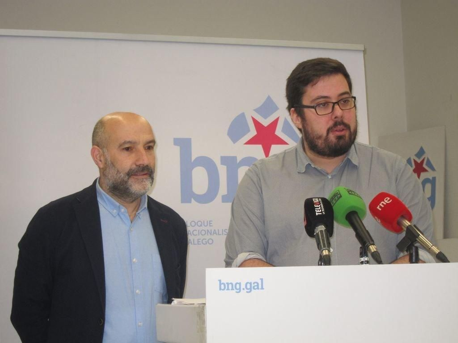 Néstor Rego y Xabier P. Igrexas, concejal nacionalista en Vigo, durante la rueda de prensa.