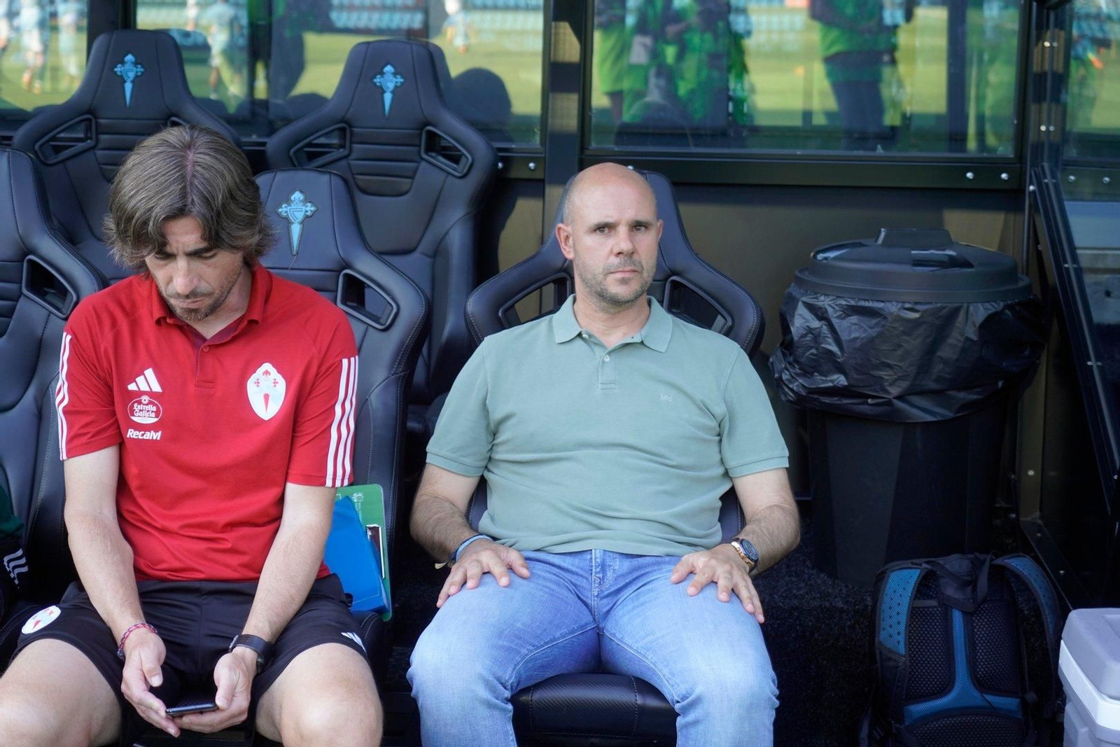 Fredi (d.), en el banquillo de Balaídos junto a su segundo, Luismi Areda.