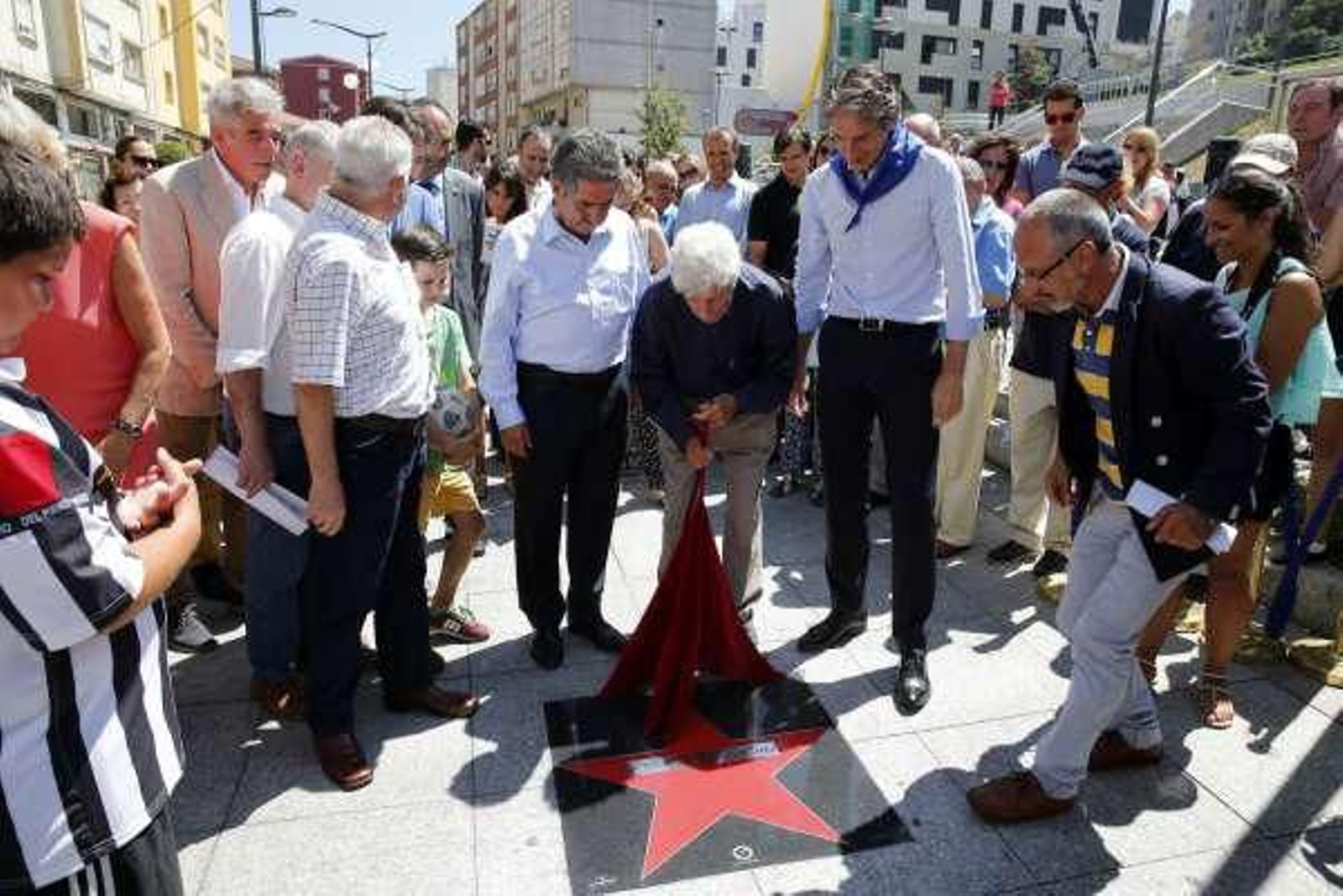 El dibujante Jose Ramón Sánchez, ante su "estrella" en Tetuán