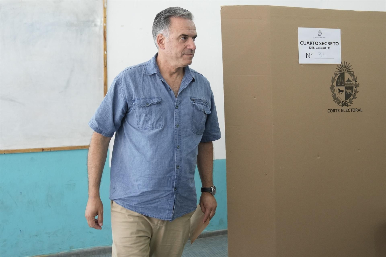 El candidato del Frente Amplio, Yamandú Orsi, se proclamó ganador de las elecciones presidenciales en Uruguay tras vencer al aspirante oficialista Álvaro Delgado, del Partido Nacional.