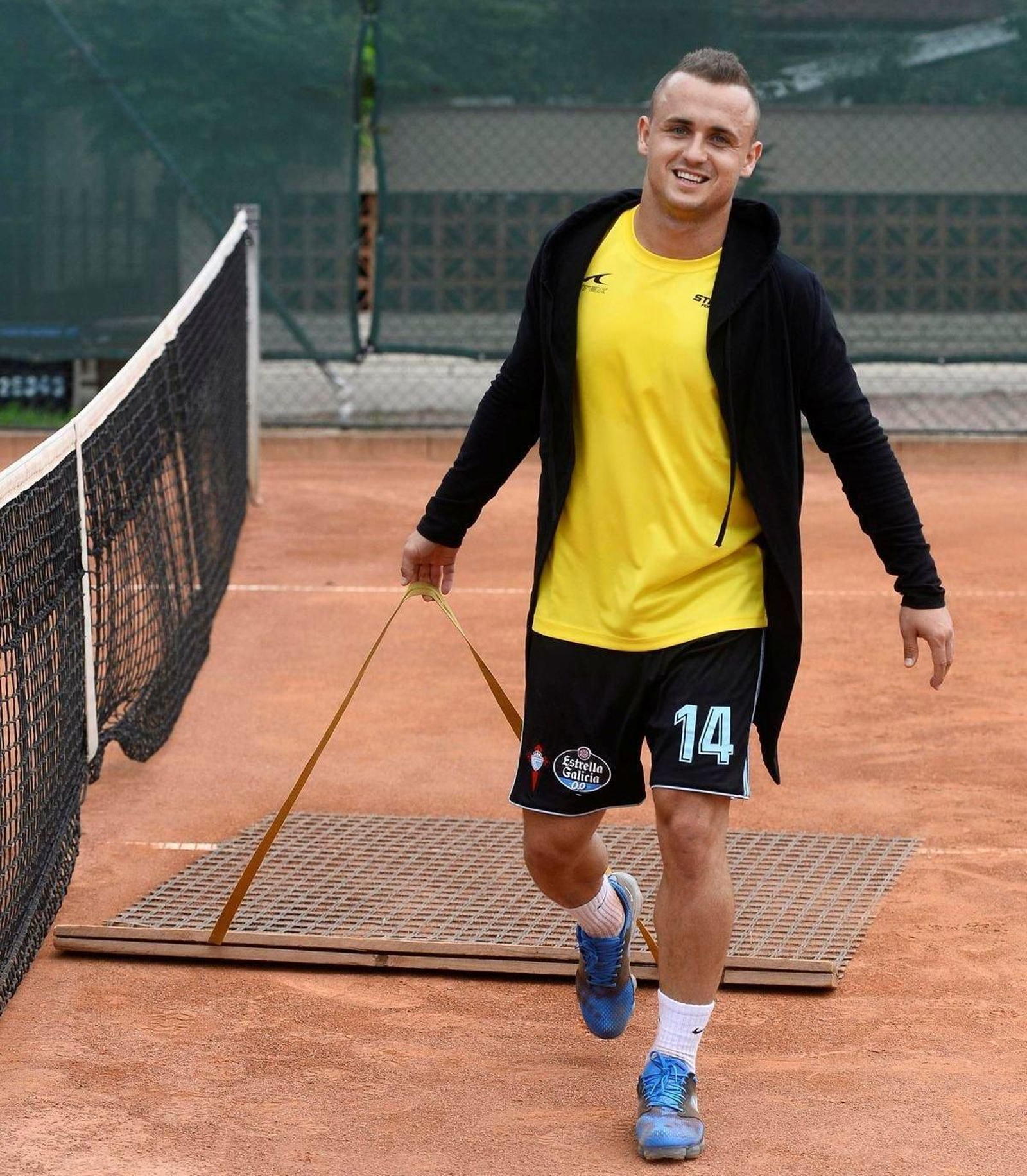 Lobotka juega el tenis aprovechando sus vacaciones.