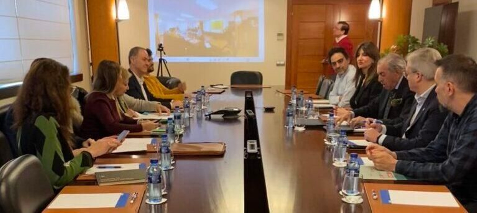 El Observatorio de la Nueva Emigración Asturiana (ONEA) celebró ayer su primera reunión del año, en la que se abordaron los principales objetivos y acciones para este año.