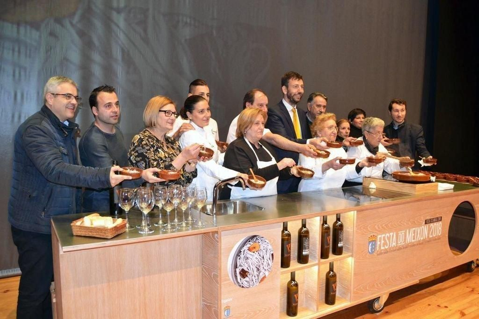 En la presentación celebrada en el teatro municipal dos cocineras prepararon esta especialidad.