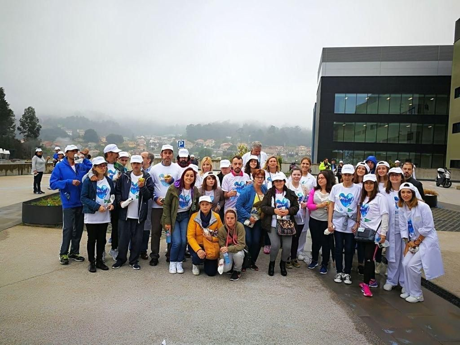 Los participantes no se preocuparon por la lluvia que cayó en los primeros minutos.