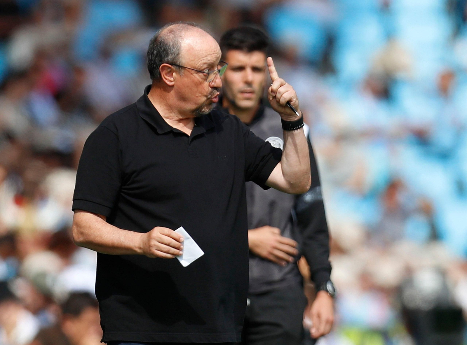 El entrenador del Celta, Rafa Benítez, da órdenes a los jugadores.