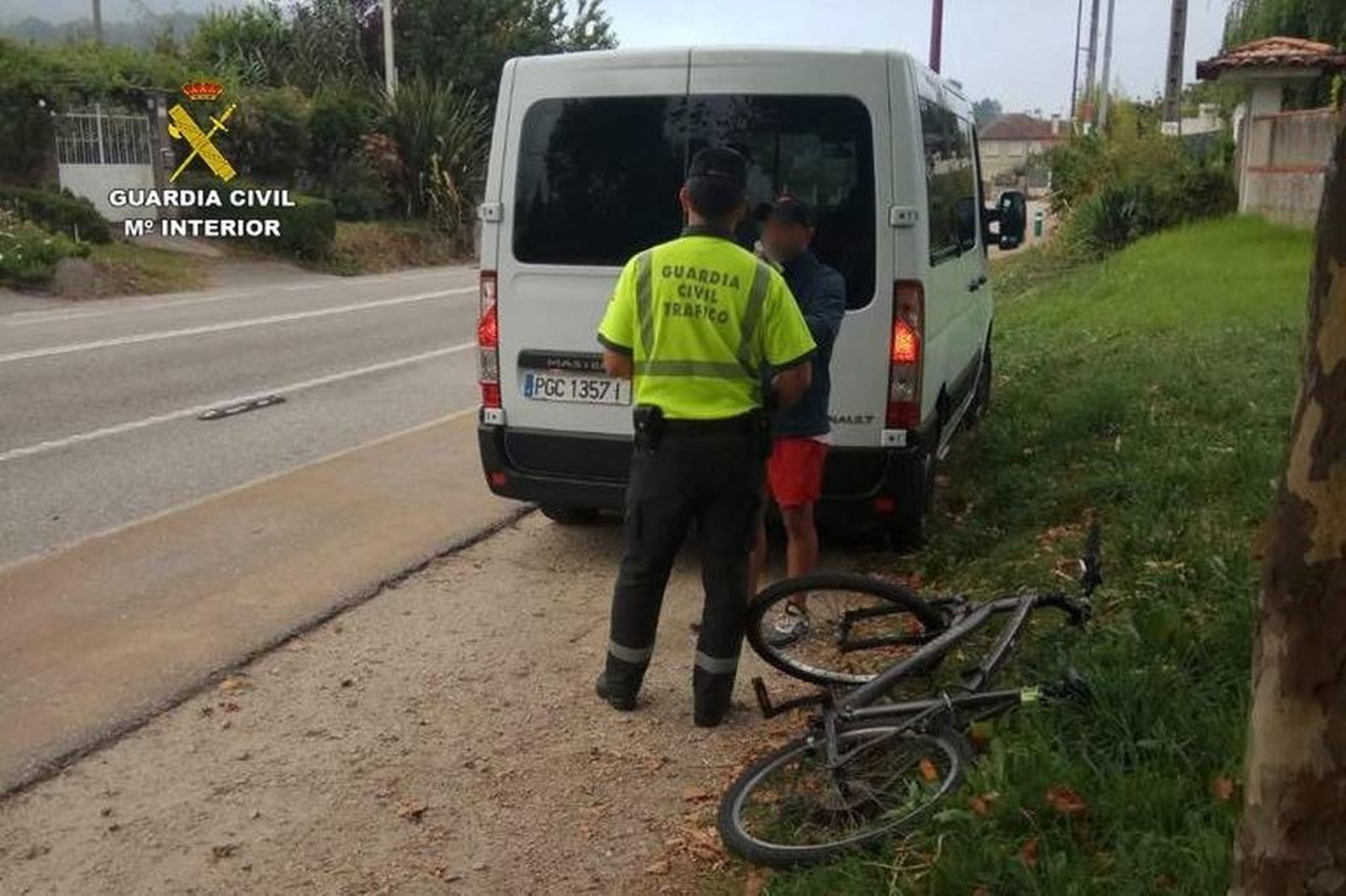 El vehículo de la Guardia Civil no lleva ningún distintivo identificativo.