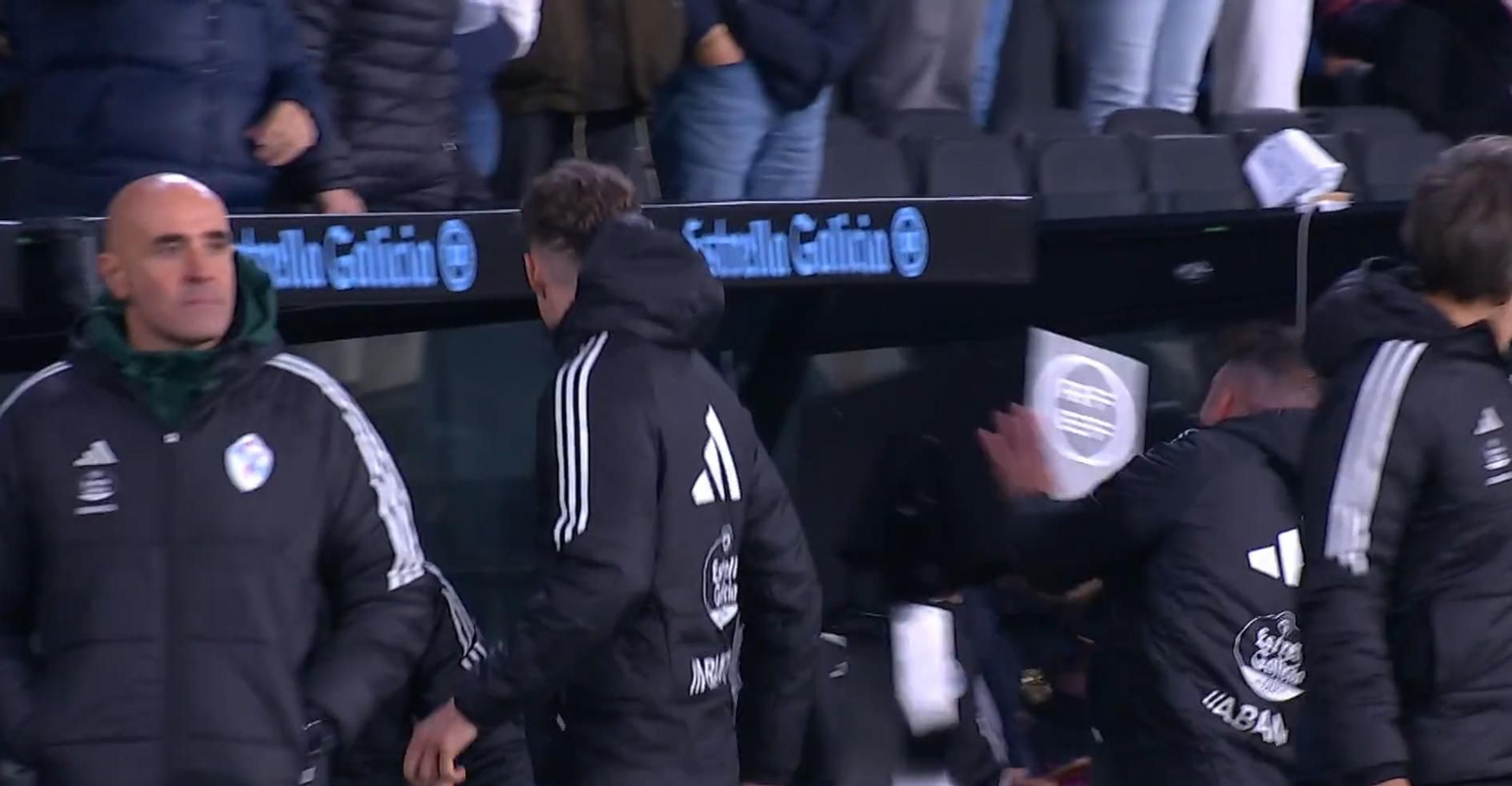 Aspas da un empujó al VAR, captado por la cámara de Dazn.