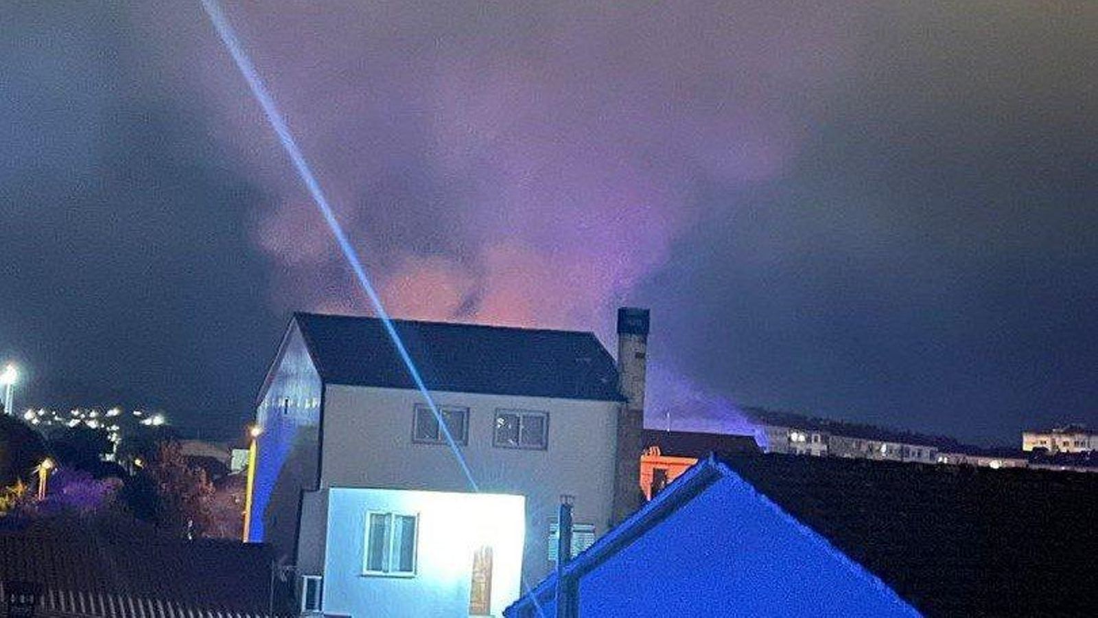 El humo provocado por la explosión de una vivienda en Ourense. // José Pas