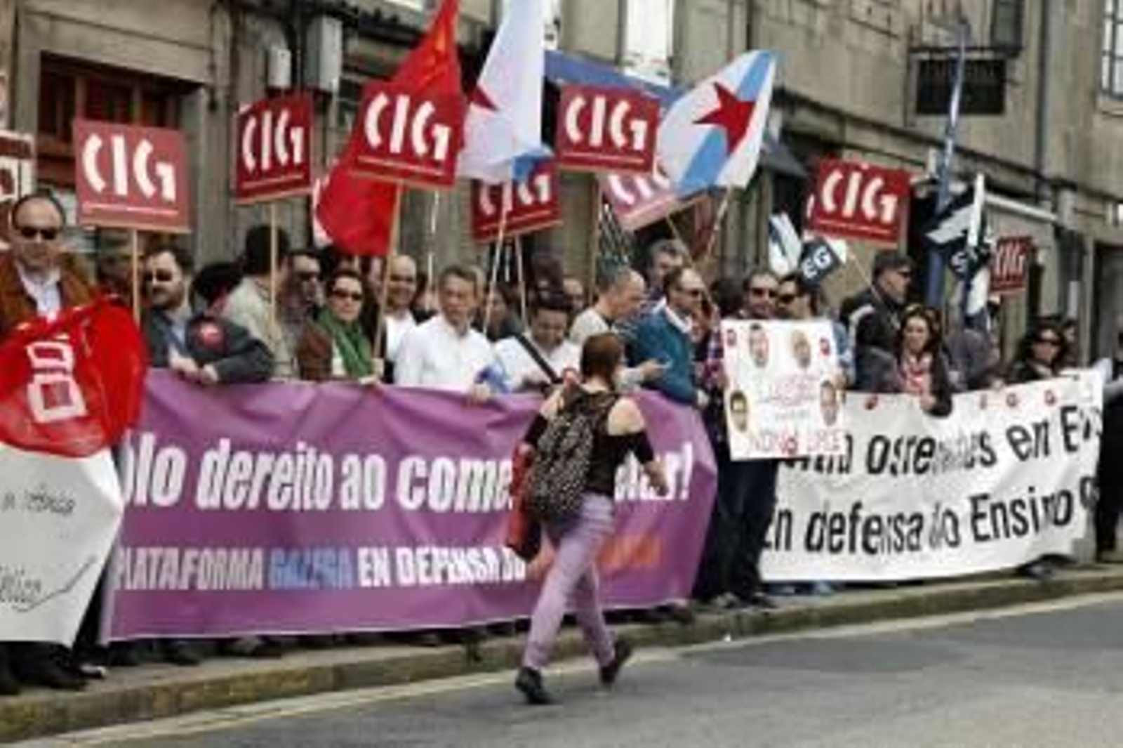 Protesta de la Plataforma en Defensa do Ensino Público, ayer, en Santiago. (Foto: VICENTE PERNÍA)