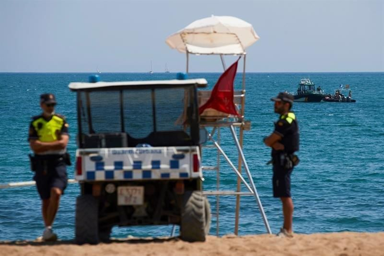 Desalojan playa de Barcelona para desactivar artefacto explosivo en el agua