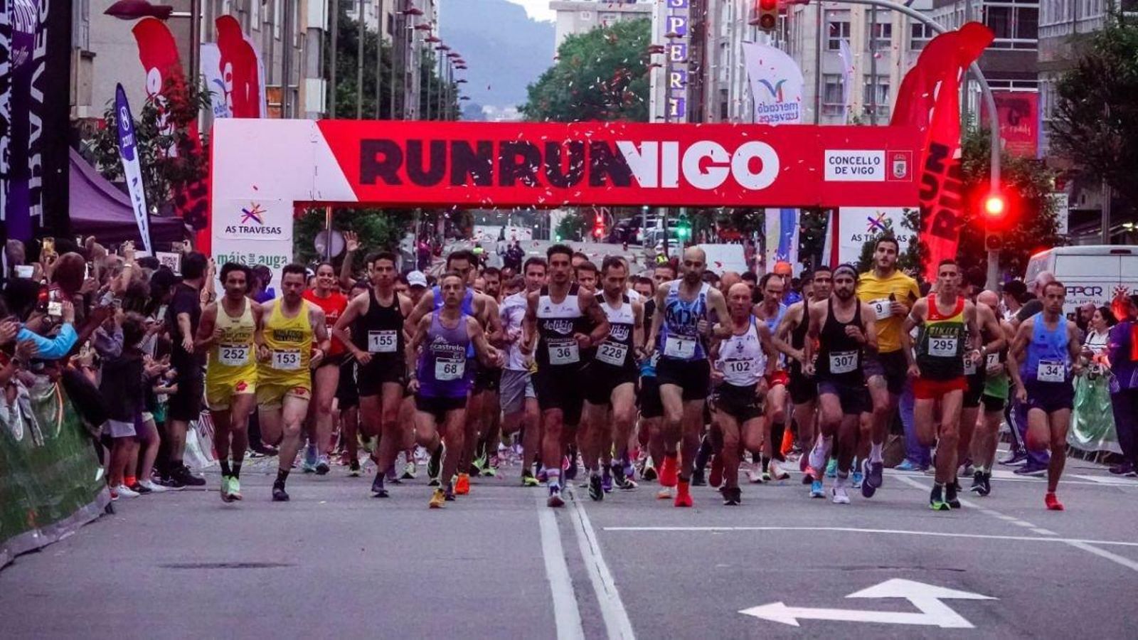 El pelotón inicia la Nocturna Correndo por Vigo, que comenzó a las 22:00 horas para terminar de noche.