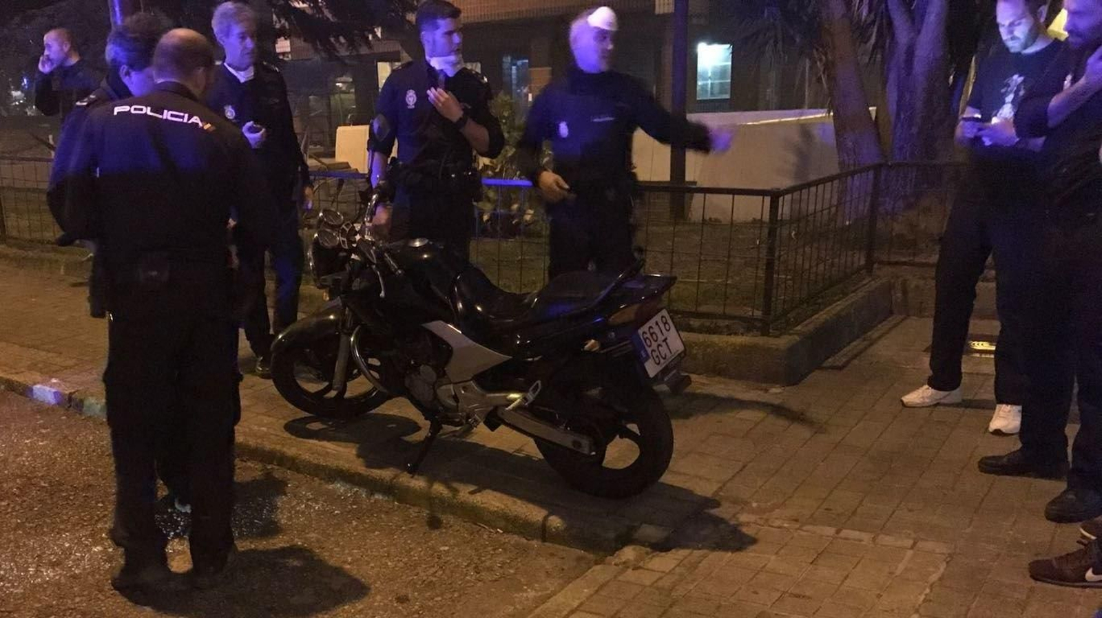 Uno de los bulos fue el de una moto negra plantando fuego por Vigo