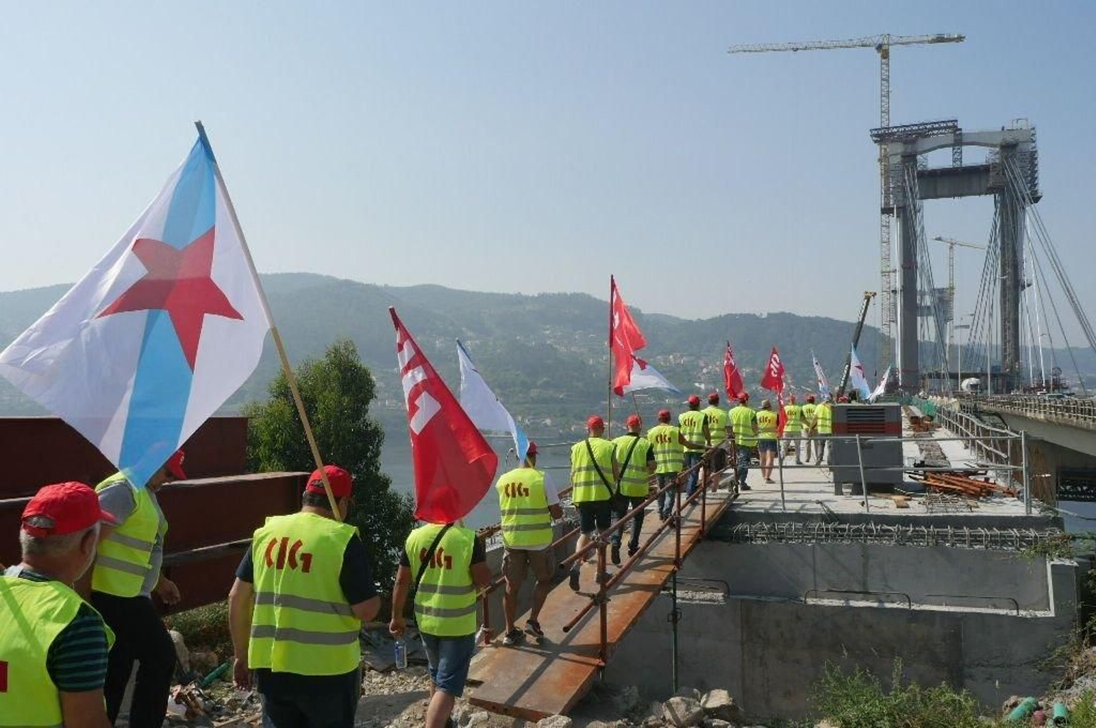 Los sindicalistas tomaron uno de los nuevos carriles del puente de Rande.